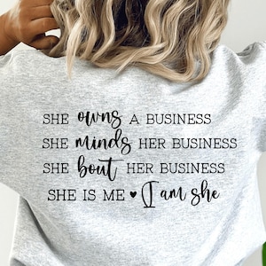 Ella es dueña de un negocio svg, dueña de un negocio, mamá jefa, niña jefa, tienda local, letra hecha a mano png, eps, dxf, archivo de corte svg para Cricut