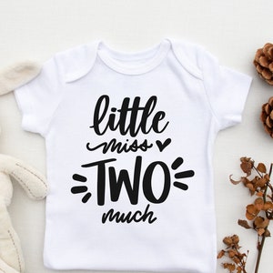 Pequeña señorita dos mucho 2º cumpleaños svg, diseño de carta a mano para regalo a sus amigos y familiares, png, eps, dxf, svg archivo de corte para Cricut