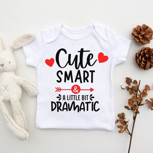Lindo inteligente y un poco dramático, niña divertida, lindo niño pequeño Dichos, diseño de letras a mano, png, eps, dxf, archivo de corte svg para Cricut
