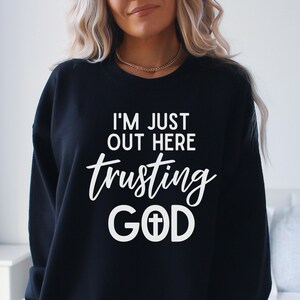 Estou aqui confiando em Deus svg, religioso, cristão, oração, jesus, svg para camisa, carta de mão, png, eps, dxf, arquivo de corte svg para Cricut