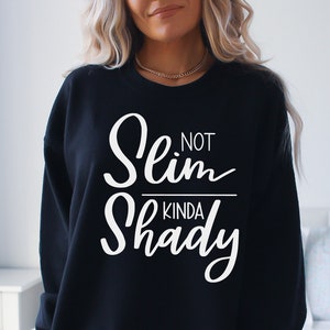 Not Slim Kinda Shady SVG, muslos gruesos divertidos, chica curvilínea, ejercicio, diseño de letras a mano, png, eps, dxf, archivo de corte svg para Cricut