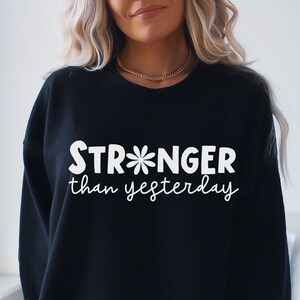 Más fuerte que ayer SVG. Ella es fuerte, girl power, empowered mom, svg para camisa, carta de mano, png, eps, dxf, svg archivo cortado para Cricut