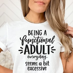 Ser un adulto funcional todos los días parece un poco excesivo SVG, mom quote, svg para camisa, carta de mano, png, eps, dxf, svg archivo de corte para Cricut