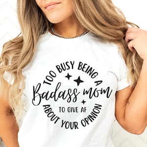 Demasiado ocupada siendo una madre ruda para dar af sobre su opinión, día de las madres svg, diseño de cartas a mano, png, eps, dxf, svg archivo de corte para Cricut