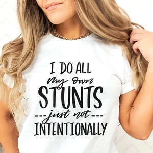 Eu faço todas as minhas próprias acrobacias, mas não intencionalmente svg, sarcasmo, dramático, mãe cansada, carta de mão, png, eps, dxf, arquivo de corte svg para Cricut