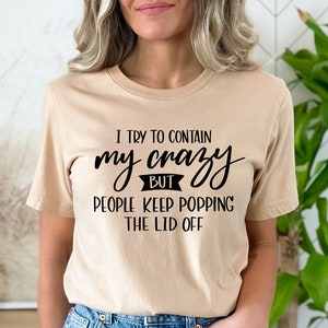 Intento contener mi locura, pero la gente sigue quitando la tapa, sarcasmo diciendo camisa, carta de mano, png, eps, dxf, archivo de corte svg para Cricut