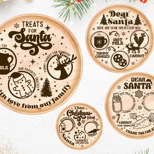 Puede incluir: Tres bandejas de servir de madera con diseños navideños. Las bandejas presentan texto que dice "Treats for Santa", "Dear Santa" y "A Little Christmas Treat". Las bandejas están decoradas con imágenes de galletas, leche, zanahorias, renos y un hombre de jengibre.