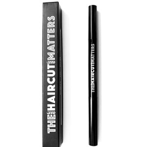 Könnte beinhalten: Ein schwarzer Eyeliner-Stift mit dem Text "THE HAIRCUT MATTERS" auf der Seite. Der Stift liegt neben einer schwarzen Schachtel mit dem gleichen Text auf der Seite.
