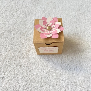 Boîte à dragée fleur 3D rose ivoire personnalisée -mariage-anniversaire-communion-baptême