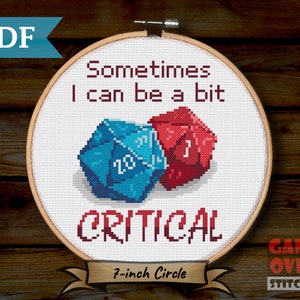 Puede incluir: Patrón de punto de cruz con dos dados, uno rojo y uno azul, con el texto "Sometimes I can be a bit CRITICAL". El patrón es para un círculo de 17,8 cm.
