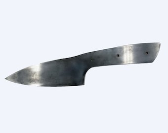 Puede incluir: Una hoja de cuchillo de plata lisa, con punta redondeada y borde recto. La hoja tiene cuatro pequeños agujeros cerca del mango.