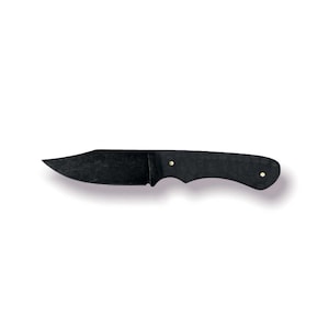 Può includere: Un coltello pieghevole nero con manico in fibra di carbonio e dettagli in ottone.