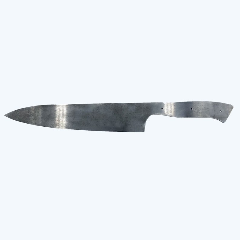K&ouml;nnte beinhalten: Eine blanke, nicht geschliffene Klingenform aus Edelstahl mit einem Griff. Die Klinge ist etwa 25 cm lang und hat eine leichte Kr&uuml;mmung.