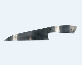 Puede incluir: Una hoja de cuchillo de plata con punta redondeada y mango con tres agujeros. La hoja está ligeramente curvada y tiene un acabado liso y pulido.