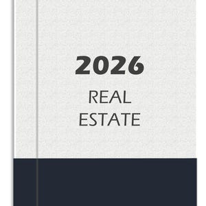 Könnte beinhalten: Ein weiß-blauer Immobilienplaner 2026. Das Cover zeigt das Jahr 2026 in fetter schwarzer Schrift, gefolgt von den Worten "REAL ESTATE" in kleinerer Schrift. Der untere Teil des Planers ist marineblau.