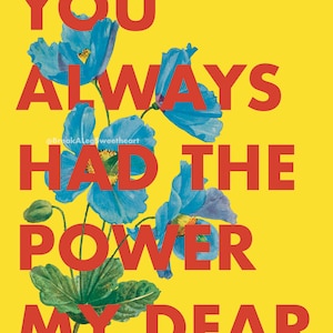 Puede incluir: Un fondo amarillo con flores azules y texto rojo que dice "YOU ALWAYS HAD THE POWER MY DEAR".