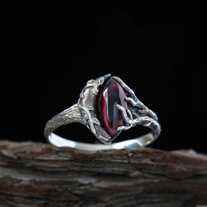 Anello in argento sterling ossidato con granato: design a ramo elfico
