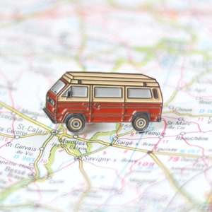 T25_pins | Betty | VW T25 T3 | Brown/Cream | Premium Soft Enamel Nickel Pin Badge
