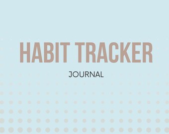 Op de afbeelding: Een lichtblauw notitieboekje met de tekst "HABIT TRACKER JOURNAL" in bruin. De achtergrond is lichtblauw met een patroon van kleine witte stippen.