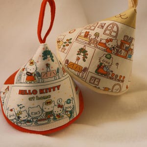 Hello Kitty Triangle Topflappen im 2er-Set • Hitzebeständige Deckel- & Griffabdeckungen • Handgefertigt in BC, Kanada