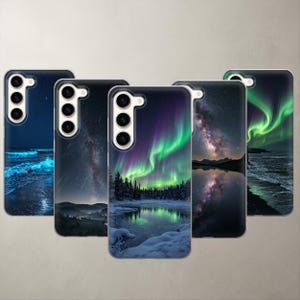 Könnte beinhalten: Fünf Smartphone-Hüllen mit verschiedenen Nacht- und Naturmotiven. Die Designs zeigen einen leuchtend blauen Ozean, eine sternenklare Galaxie über Hügeln, ein grünes Polarlicht über einem verschneiten Wald, eine Spiegelung der Milchstraße und ein Küsten-Polarlicht.