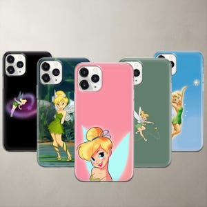 Könnte beinhalten: Fünf Smartphone-Hüllen mit Tinkerbell in verschiedenen Posen und Umgebungen. Die Hüllen sind schwarz, dunkelgrün, rosa, salbeigrün und hellblau. Jede Hülle zeigt die Figur mit blonden Haaren, grünem Kleid und Flügeln vor verschiedenen Hintergründen.