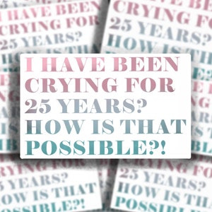 Puede incluir: Una pegatina blanca con texto en degradado rosa y azul que dice "He estado llorando durante 25 años? ¿Cómo es posible?!"