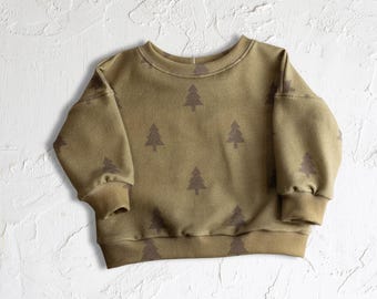 Sudadera de algodón orgánico con cuello redondo y diseño de pino moderno (talla extragrande, confeccionada y cosida en EE. UU.)