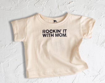 Camiseta de algodón Rockin' It With Mom (cosida en EE. UU.)