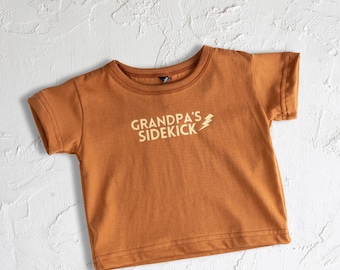 Camiseta de algodón Grandpa's Sidekick (cosida en EE. UU.)