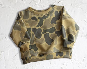 Sudadera de algodón orgánico con cuello redondo y estampado de camuflaje (talla extragrande, confeccionada y cosida en EE. UU.)
