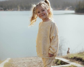 Sudadera de cuello redondo con estampado floral pastel de algodón orgánico (corte extragrande, confeccionada y cosida en EE. UU.)