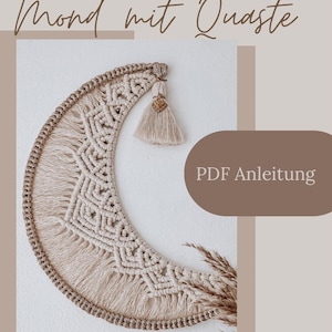 May include: A beige macrame crescent moon wall hanging with a tassel. The handmade decor features intricate knotting patterns and fringe. Text on the image reads "Makramee Mond mit Quaste" and "PDF Anleitung".