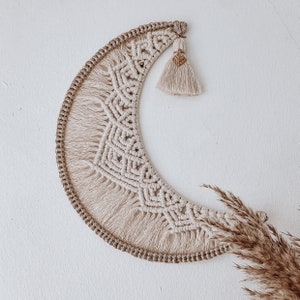 Lune en macramé aux détails dorés - la décoration parfaite pour la chambre des enfants et tous les amoureux du bohème