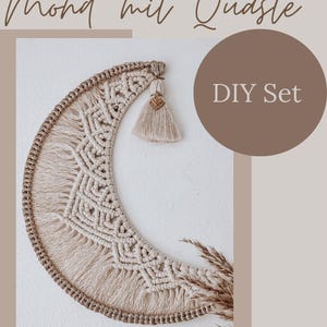 Könnte beinhalten: Beige Makramee Halbmond Wandbehang mit Quaste. Die handgefertigte Dekoration weist komplizierte Knotenmuster auf und ist Teil eines DIY-Sets. Der Text auf dem Bild lautet "Makramee Mond mit Quaste" und "DIY Set".