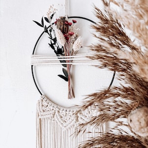 Macrame dream catcher/wall hanging with dried flowers - perfect boho decoration for home and as a gift