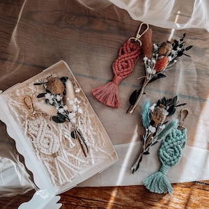 Geschenbox mit Makramee Schlüsselanhänger und Trockenblumenstrauß- das perfekte Geschenk für Muttertag, Trauzeugin, werdende Oma, Erzieherin