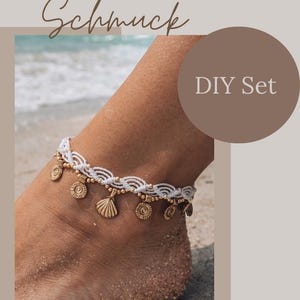 Könnte beinhalten: Ein Set aus drei Keramikbechern mit gesprenkelter, matter Oberfläche. Die Becher sind in Creme-, Hellgrau- und Dunkelgrautönen gehalten. Jeder Becher hat ein schlichtes, minimalistisches Design, perfekt für Kaffee oder Tee.