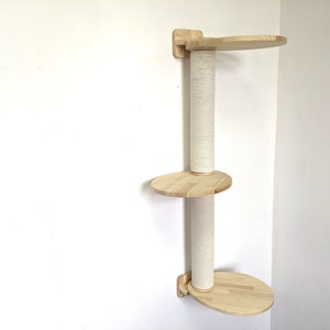 Pu&ograve; includere: Un albero per gatti a parete con tre piattaforme e un palo per grattare rivestito in sisal. Le piattaforme sono in legno naturale e hanno forma ovale.