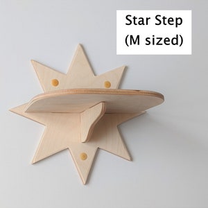Pode incluir: Uma prateleira de madeira em forma de estrela com uma pequena plataforma, etiquetada como "Star Step (tamanho M)".