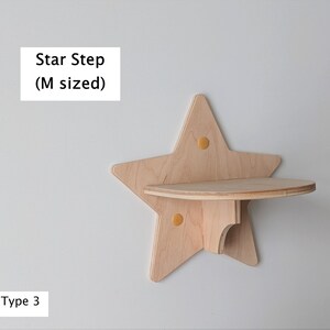 Könnte beinhalten: Ein sternförmiges Holzregal mit einer abgerundeten oberen Ablage. Das Regal ist hellbraun und hat zwei gelbe Punkte auf der Vorderseite. Der Text "Star Step (M sized)" befindet sich über dem Regal und der Text "Type 3" unter dem Regal.