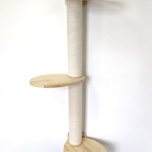 Pu&ograve; includere: Un albero per gatti a parete con tre piattaforme e un palo per grattare rivestito in sisal. Le piattaforme sono in legno naturale e hanno forma ovale.