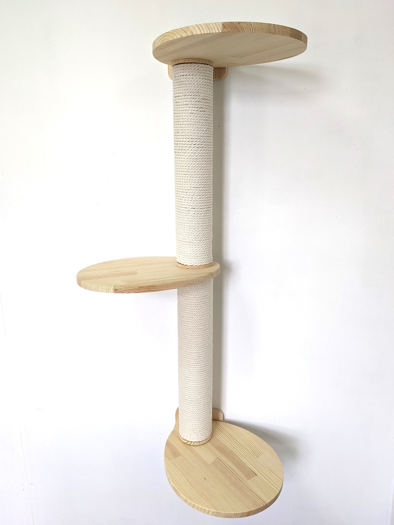 Pu&ograve; includere: Un albero per gatti a parete con tre piattaforme e un palo per grattare rivestito in sisal. Le piattaforme sono in legno naturale e hanno forma ovale.