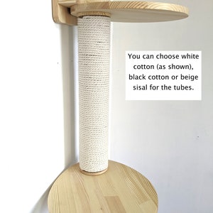 Pu&ograve; includere: Un tiragraffi per gatti in legno con tre piattaforme e un palo per grattare rivestito in sisal. Il palo &egrave; montato a parete ed &egrave; disponibile in cotone bianco, nero o beige o in sisal.
