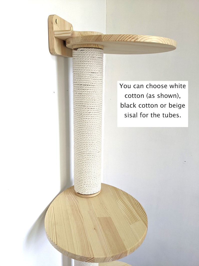 Pu&ograve; includere: Un tiragraffi per gatti in legno con tre piattaforme e un palo per grattare rivestito in sisal. Il palo &egrave; montato a parete ed &egrave; disponibile in cotone bianco, nero o beige o in sisal.