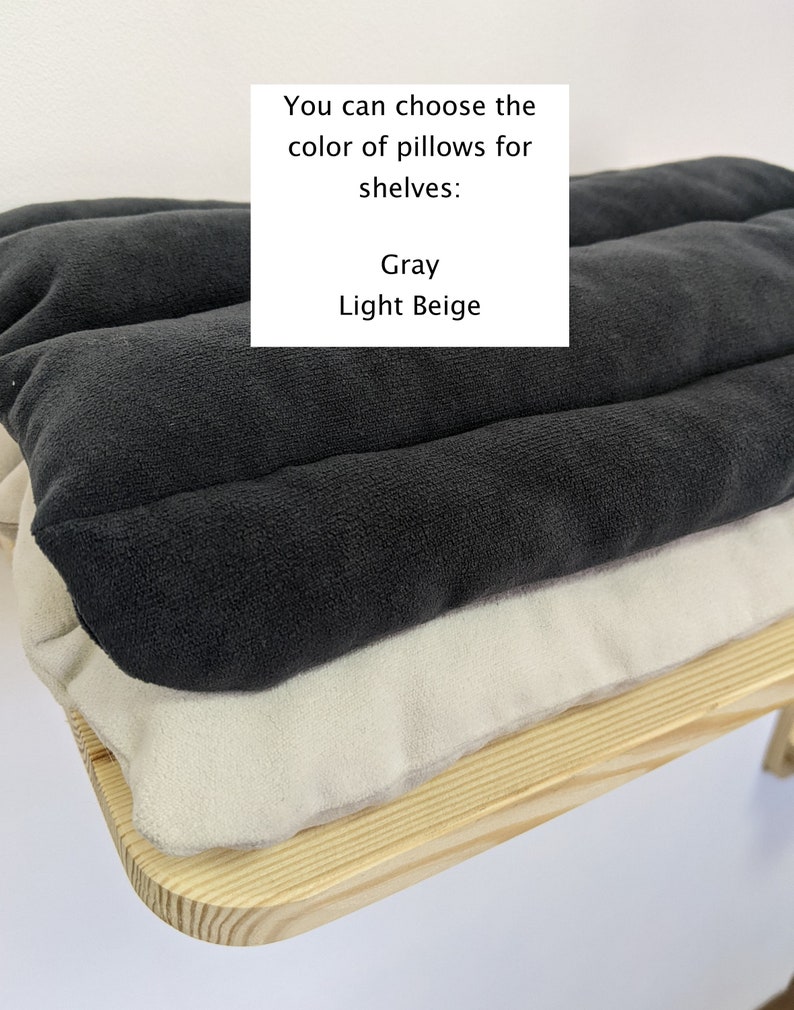 Pode incluir: Duas almofadas, uma cinza e outra bege claro, est&atilde;o empilhadas em uma prateleira de madeira. O texto "You can choose the color of pillows for shelves: Gray Light Beige" &eacute; vis&iacute;vel acima das almofadas.
