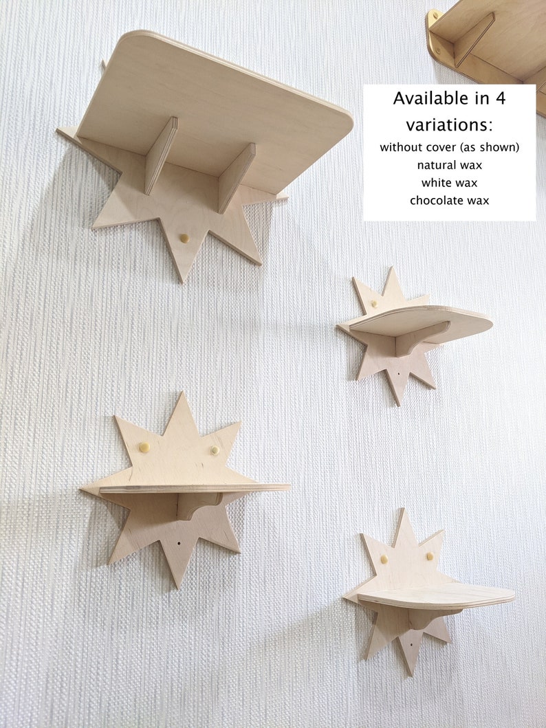 Op de afbeelding: Vier houten stervormige planken met afgeronde randen. De planken zijn verkrijgbaar in vier variaties: zonder coating, natuurlijke was, witte was en chocoladewas.