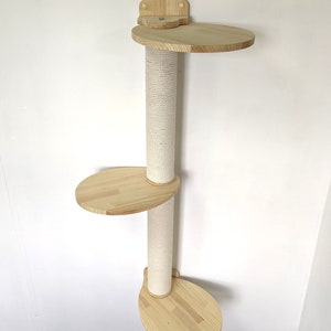 Pu&ograve; includere: Un albero per gatti a parete con tre piattaforme e un palo per grattare rivestito in sisal. Le piattaforme sono in legno naturale e hanno forma ovale.