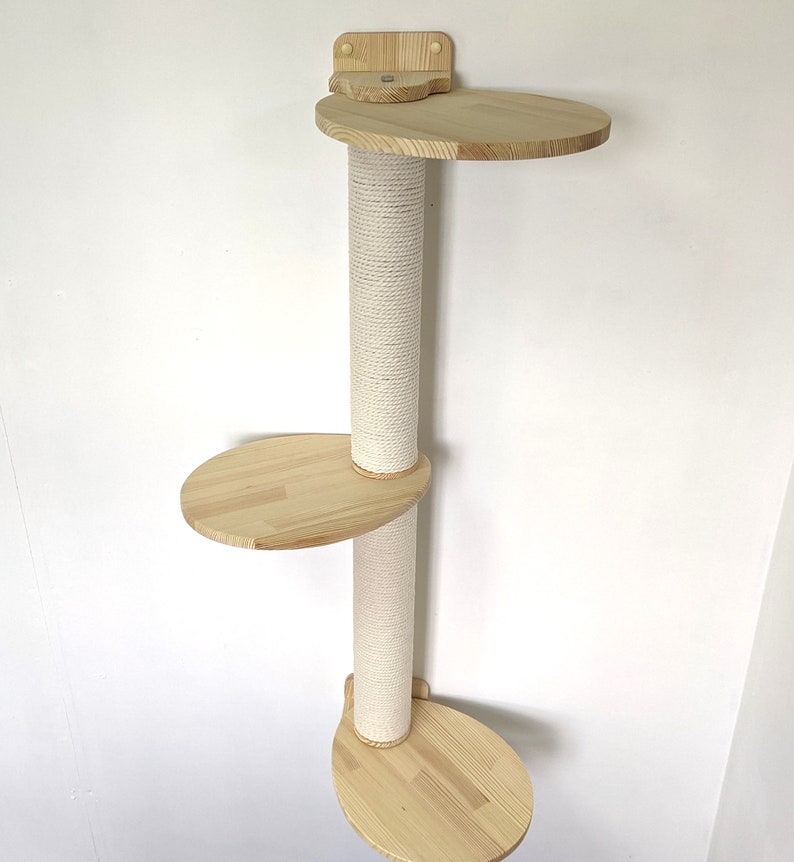 Pu&ograve; includere: Un albero per gatti a parete con tre piattaforme e un palo per grattare rivestito in sisal. Le piattaforme sono in legno naturale e hanno forma ovale.