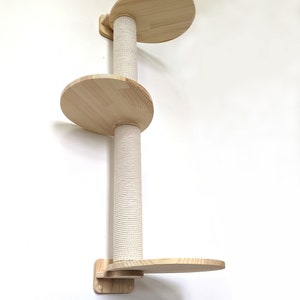 Pu&ograve; includere: Un albero per gatti a parete con tre piattaforme e un palo per grattare rivestito in sisal. Le piattaforme sono in legno naturale e hanno la forma di cerchi e ovali.